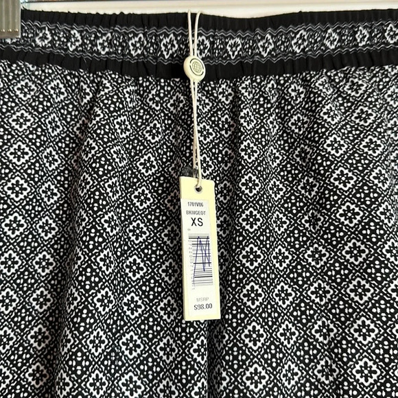 NWT MAX STUDIO Medallion Print Crepe Pants Size XS | black and white - Picture 5 of 6